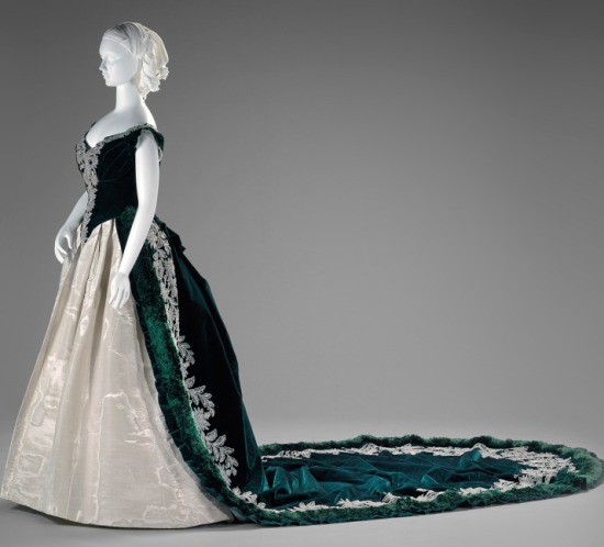 Imperatoriškoji Rusijos rūmų suknelė, sukurta Charleso Fredericko Wortho. Paryžius, apie 1888 metus. Iš Indianapolio meno muziejaus archyvo. Publikuojama pagal CC licenciją