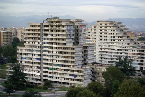 „ŽEMĖS DREBĖJIMAI“. NEAPOLYJE PRISTATYTO SPEKTAKLIO ESKIZO IŠTRAUKOS le-vele-di-scampia