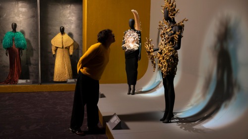 MADA TAMPA MENU: ĮSPŪDINGA DEKADENTIŠKA KELIONĖ PO ELSOS SCHIAPARELLI SIURREALISTINĮ PASAULĮ Schiaparelli_-Fashion-Becomes-Art-at-V&A-South-Kensington